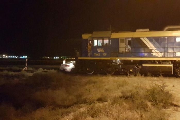 В Актау тепловоз столкнулся с автомобилем