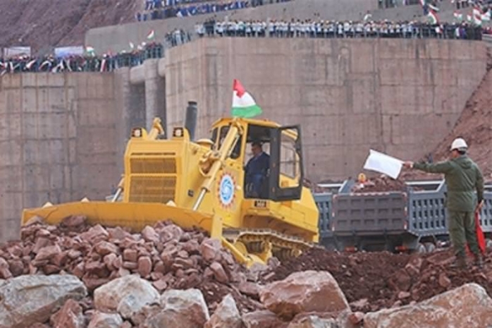 Президент Таджикистана сел за руль бульдозера и засыпал русло реки