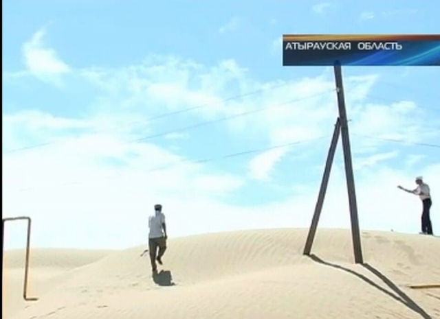 В Атырауской области целый поселок уходит в песок