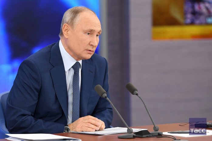 Путин поручил перейти на расчеты в рублях за поставки газа