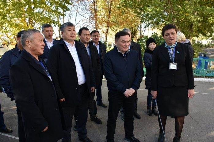 Сами себе график нарисовали — Маржикпаев остался недоволен подрядчиками