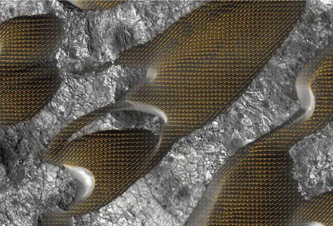 Ученые нашли на Марсе барханы