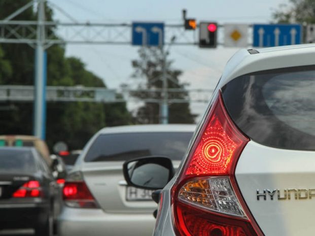 Чиновники убеждают казахстанцев в пользе повышения налога на авто