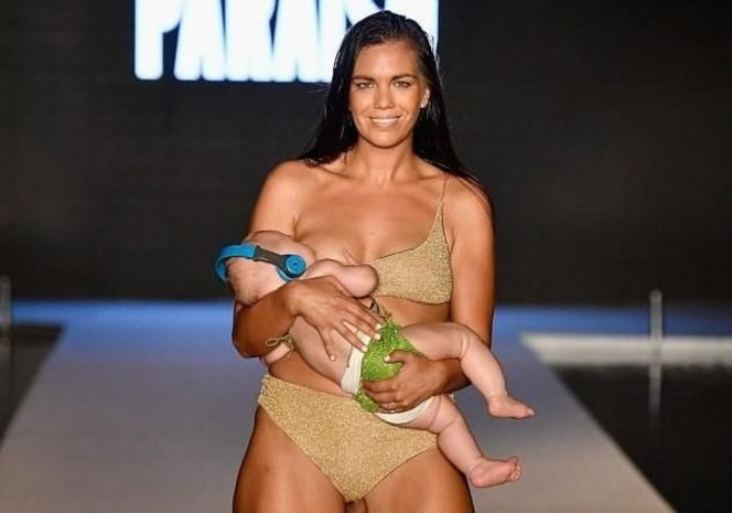 Модель покормила младенца грудью прямо на подиуме