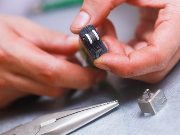 Проглотил зажигалку на спор и едва избежал взрыва житель Китая