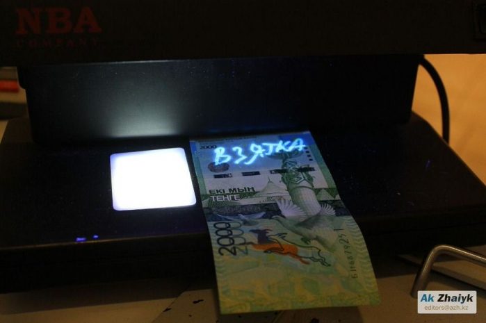 Купюру со словом «взятка» выдал банкомат в Атырау