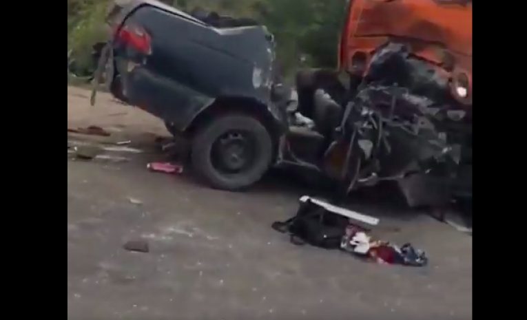 Двое человек погибли при столкновении «Тойоты» и КАМАЗа в Алматинской области