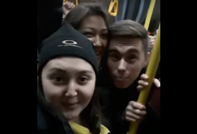 Студенты консерватории спели для пассажиров троллейбуса (ВИДЕО)