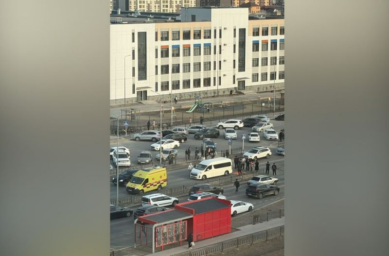 В Атырау у школы Binom насмерть сбили семилетнюю девочку