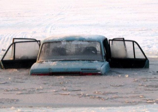 В озере Балхаш обнаружили затонувшее авто с трупом
