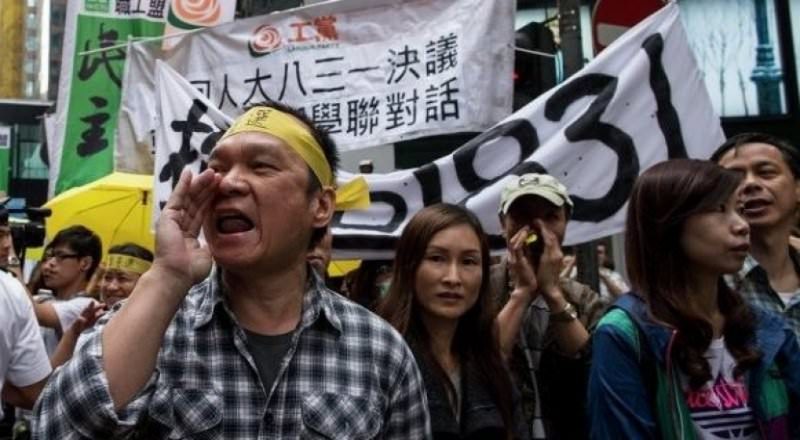 Около тысячи человек в Гонконге требуют переговоров с Пекином
