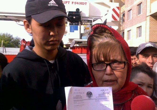 Казахстанка грозится сжечь себя, если сына не выпустят из тюрьмыЭксклюзив