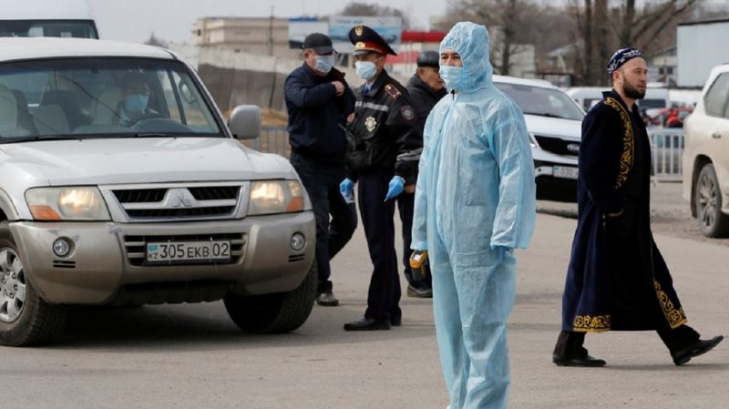 Вооруженный мужчина переехал ногу полицейскому в Алматы