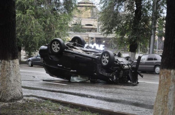 В Алматы перевернулся Lexus, есть пострадавшие. Фото