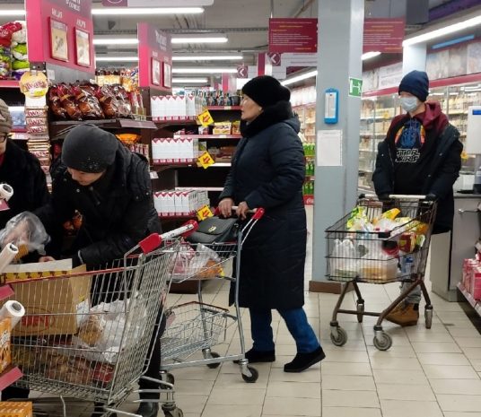 Поверив фейковым рассылкам, люди смели продукты с прилавков в Актобе