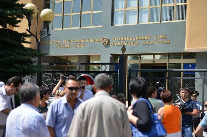 Ипотечники в Алматы пикетировали здание Нацбанка [фото]Эксклюзив