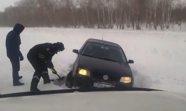 Полицейские, рискуя жизнью, спасли семью с грудным младенцем