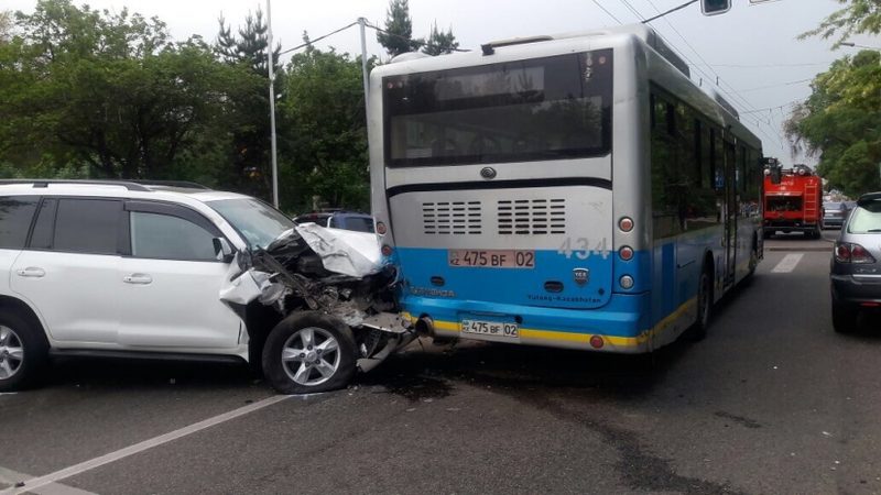 В Алматы при столкновении автобуса и джипа пострадали три человека. ФОТО