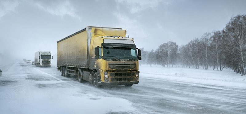 Семь большегрузов столкнулись на трассе в Западном Казахстане