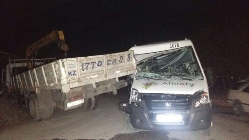 В Алматы столкнулись манипулятор и автобус