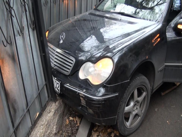 Mercedes протаранил забор детского сада, один человек госпитализирован (ФОТО)