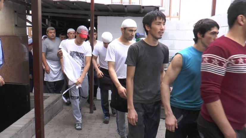 На рынках и в столовых в Алматы полицейские задержали 44 нелегала