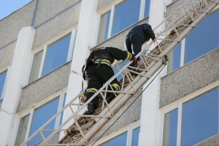 Из закрытых квартир за неделю в Актау вызволили пятерых детей