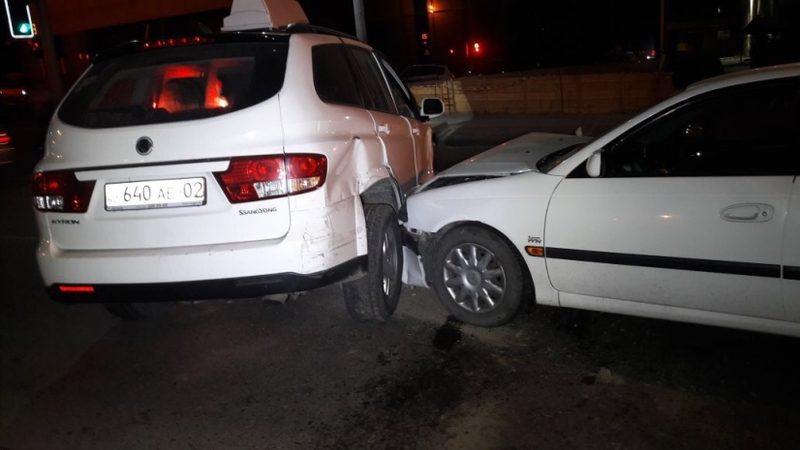 Корейский внедорожник спровоцировал ДТП в Алматы с четырьмя пострадавшими