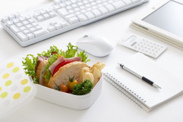 Как питаться в офисе без риска поправиться — диетолог