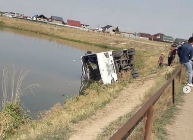 Автобус перевернулся в Алматинской области: 15 человек пострадали