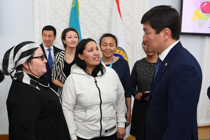 Бауыржан Байбек встретился с многодетными матерями