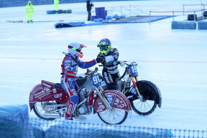Дмитрий Медведев болел за «ледовых гладиаторов» на Медеу