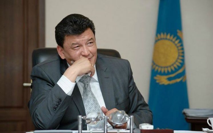 Аким Костаная оказался в центре скандала из-за люксового авто