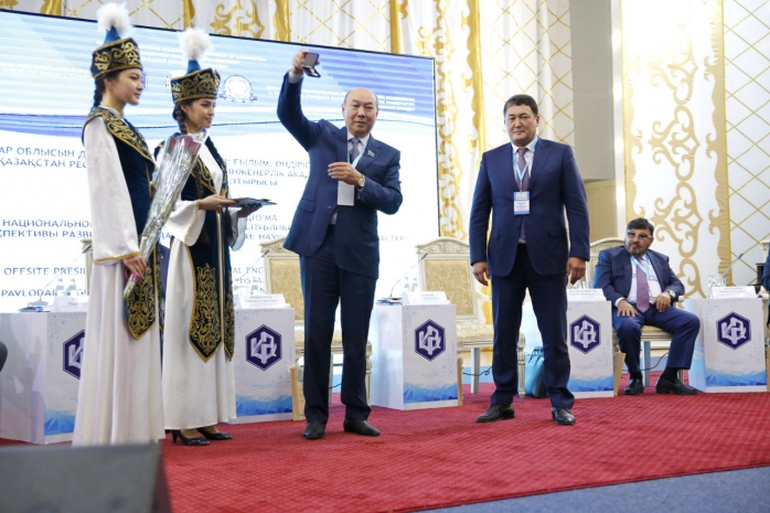 Булата Бакауова наградили большой золотой медалью