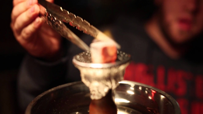 Гостей и хозяина кальянного бара наказали в Алматы