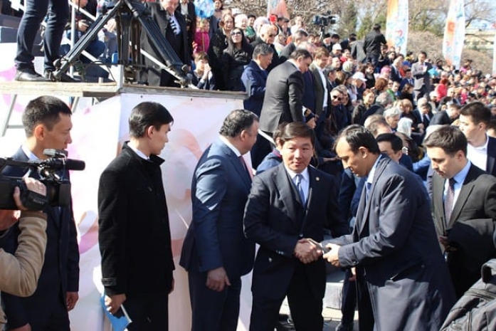 Б. Байбек обеспокоен кражами цветов