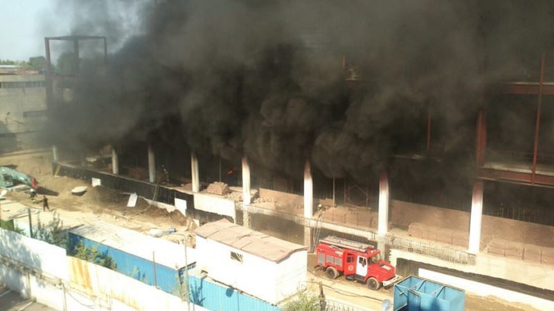 В Алматы горит MEGA. ФотоЭксклюзив