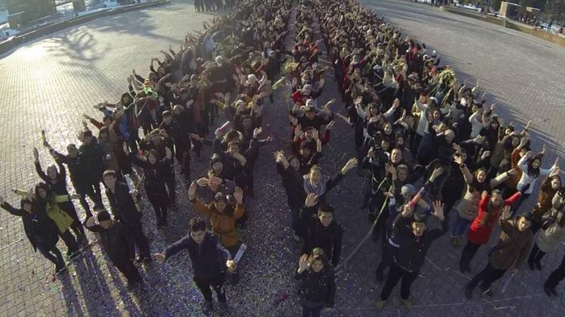 Алматинские студенты «подарили» себя президенту. Видео