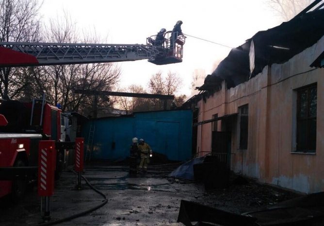 В Алматы горел столярный цех