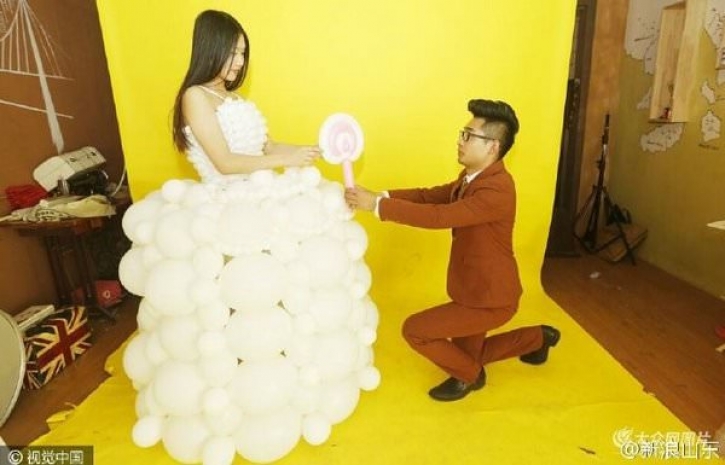 Китаец подарил невесте свадебные платья из 600 воздушных шариков