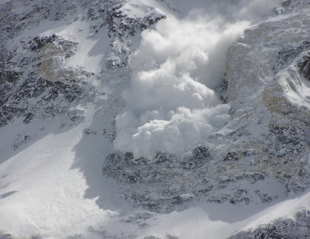 В Восточном Казахстане лавиной завалило дорогу