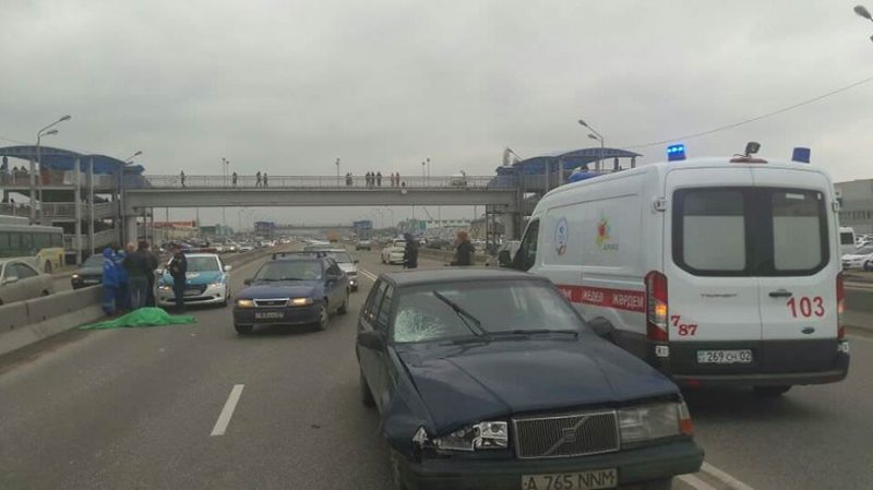 В Алматы под колесами автомобиля погибла женщина. ФОТО