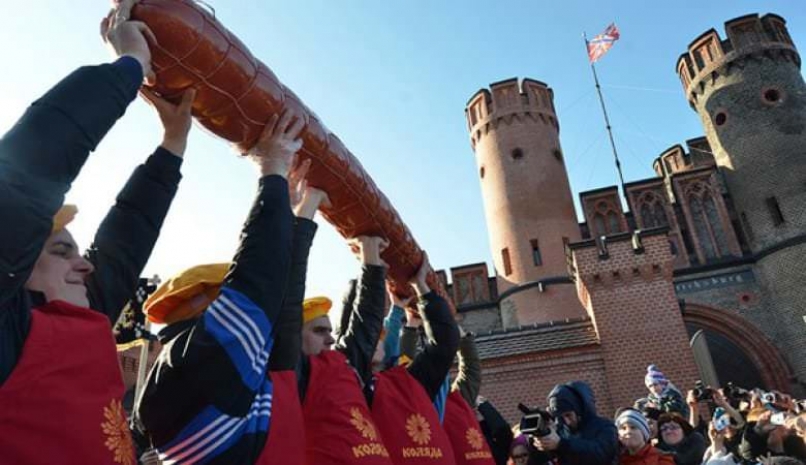 Колбасу длиной 300 метров пронесли по улицам Калининграда