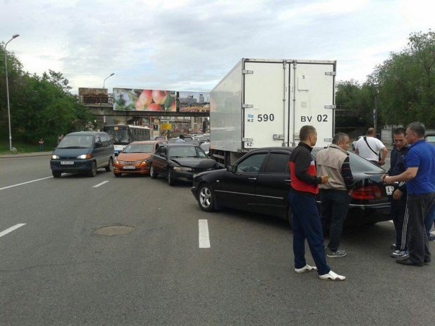В массовое ДТП в Алматы попали 6 машин