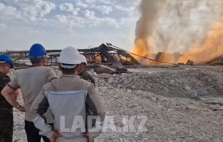 В Мангыстау спасатели борются с пожаром на месторождении Каратурун Южный