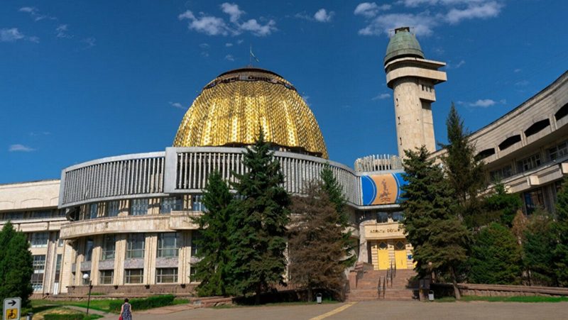 Как реконструируют сквер у Дворца школьников в Алматы