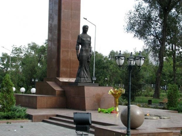 С девушками, устроившими танец у Вечного огня в Талдыкоргане, разбирается полиция