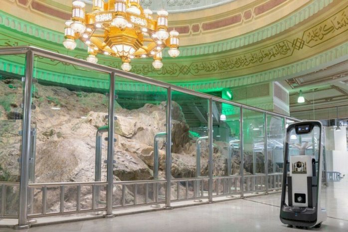 Роботы помогают убирать Заповедную мечеть в Мекке