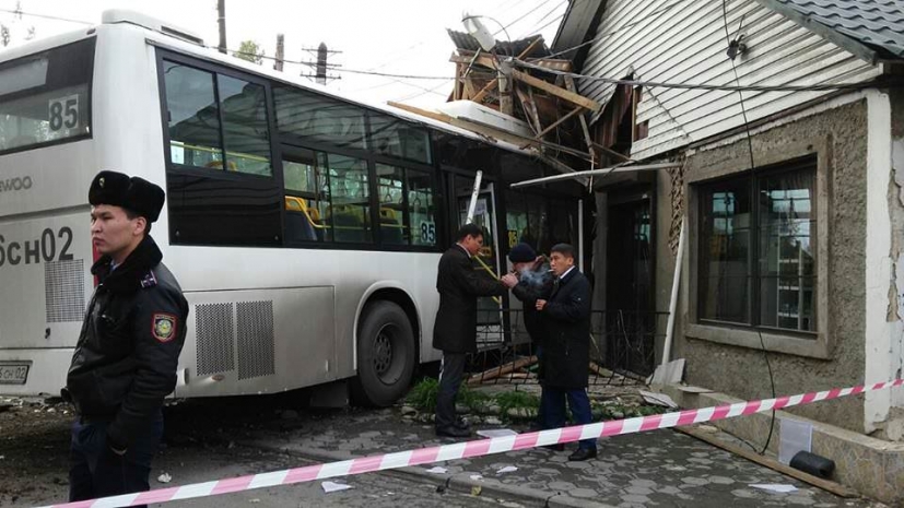 В Алматы пассажирский автобус врезался в магазин – шестеро пострадавших
