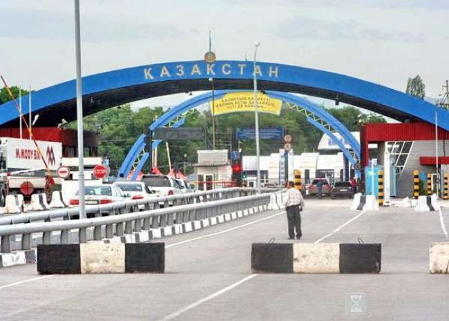 Двух казахстанцев задержали за попытку провезти наркотики